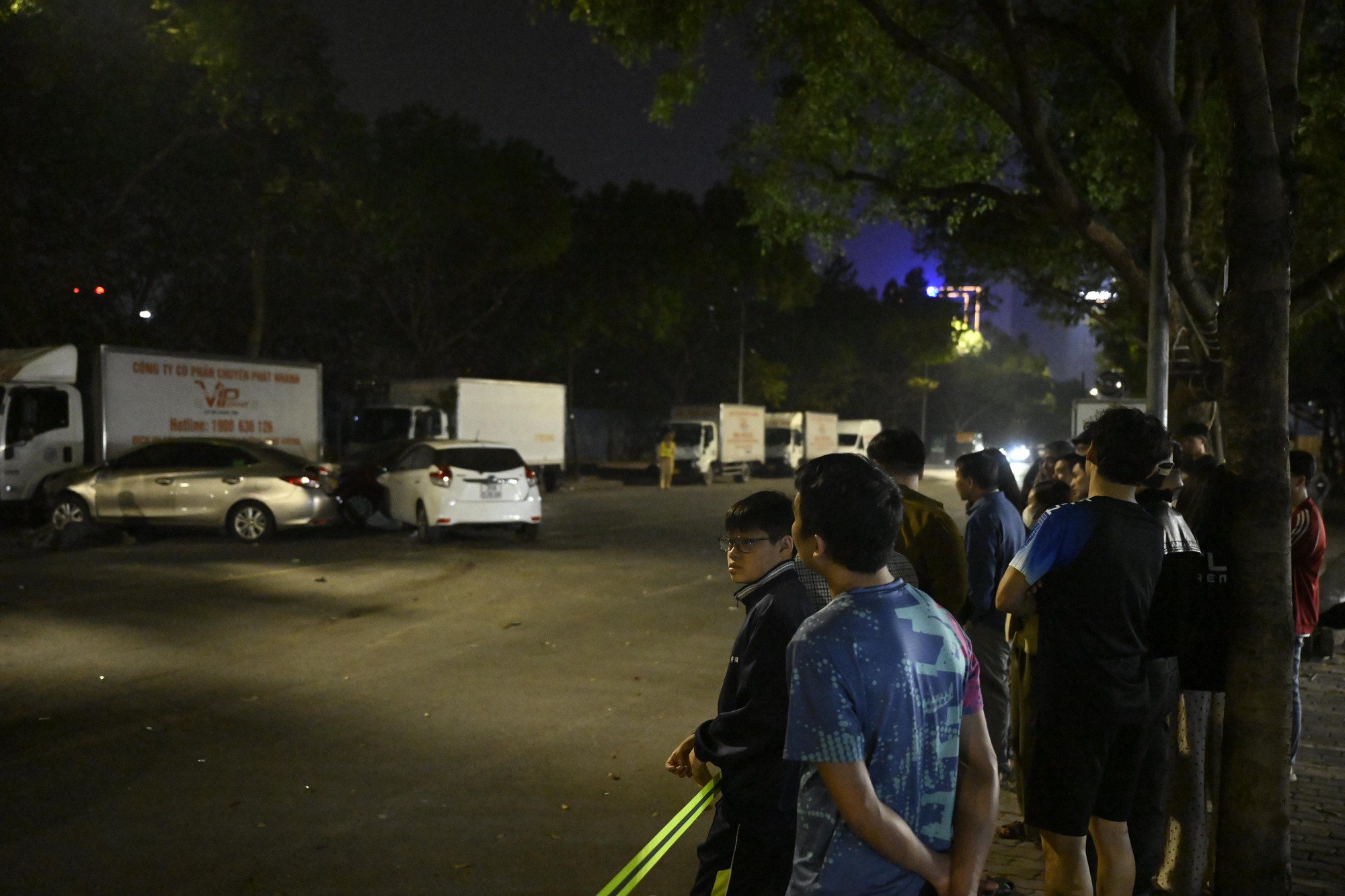 Hiện trường ô tô tông liên hoàn ở Hà Nội, 7 xe hư hỏng nằm giữa phố, nhiều người bị thương- Ảnh 13. Hiện trường ô tô tông liên hoàn ở Hà Nội, 7 xe hư hỏng nằm giữa phố, nhiều người bị thương- Ảnh 13.