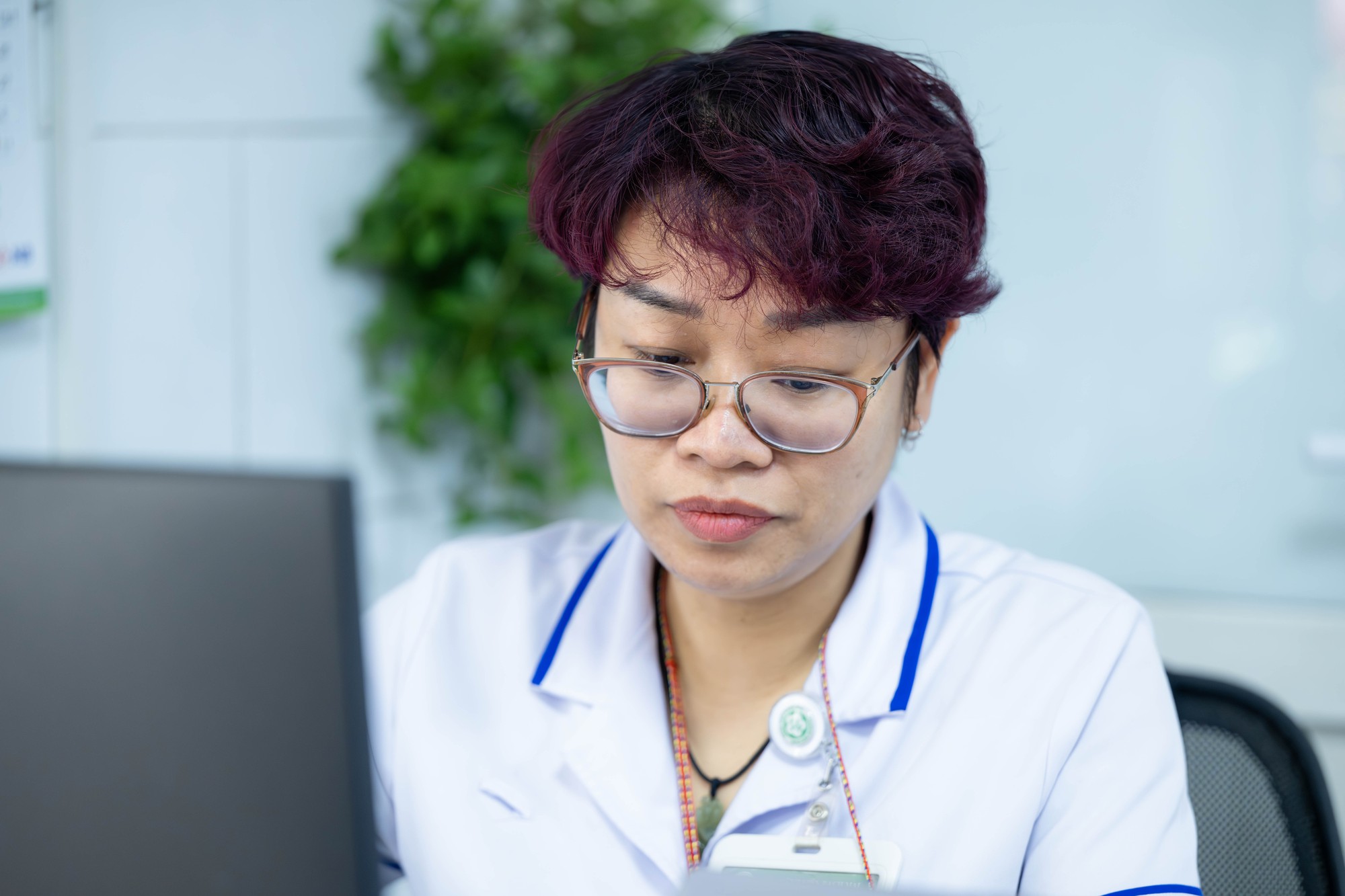 Qu&ecirc;n những cơn đau do vi&ecirc;m cột sống d&iacute;nh khớp, nữ điều dưỡng &eacute;p tim cứu sống bảo vệ si&ecirc;u thị- Ảnh 1.