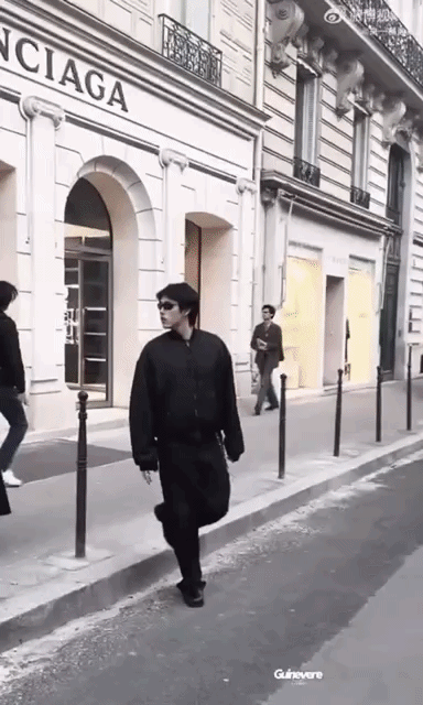 Một nam thần g&acirc;y ch&uacute; &yacute; khi diện &aacute;o n&aacute;ch r&aacute;ch n&aacute;ch ra phố, biết gi&aacute; ai cũng ngạc nhi&ecirc;n- Ảnh 2.