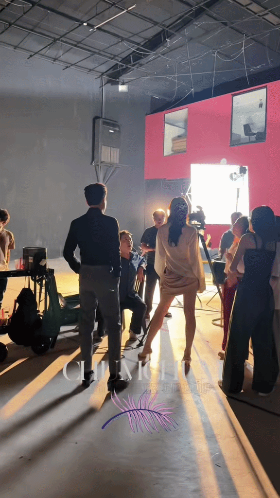 Khung h&igrave;nh v&ocirc; t&igrave;nh lại điện ảnh: B&oacute;ng lưng tổng t&agrave;i b&ecirc;n cạnh mỹ nh&acirc;n ngh&igrave;n năm c&oacute; một- Ảnh 1.