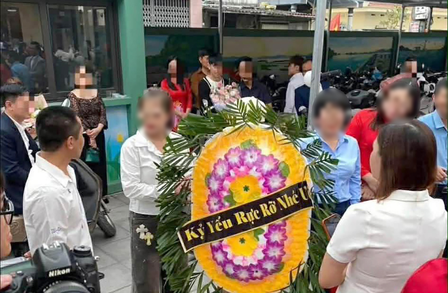 Học sinh mang v&ograve;ng hoa đến trường ng&agrave;y chụp ảnh kỷ yếu ở Quảng Ninh: Nh&agrave; trường l&ecirc;n tiếng- Ảnh 1.