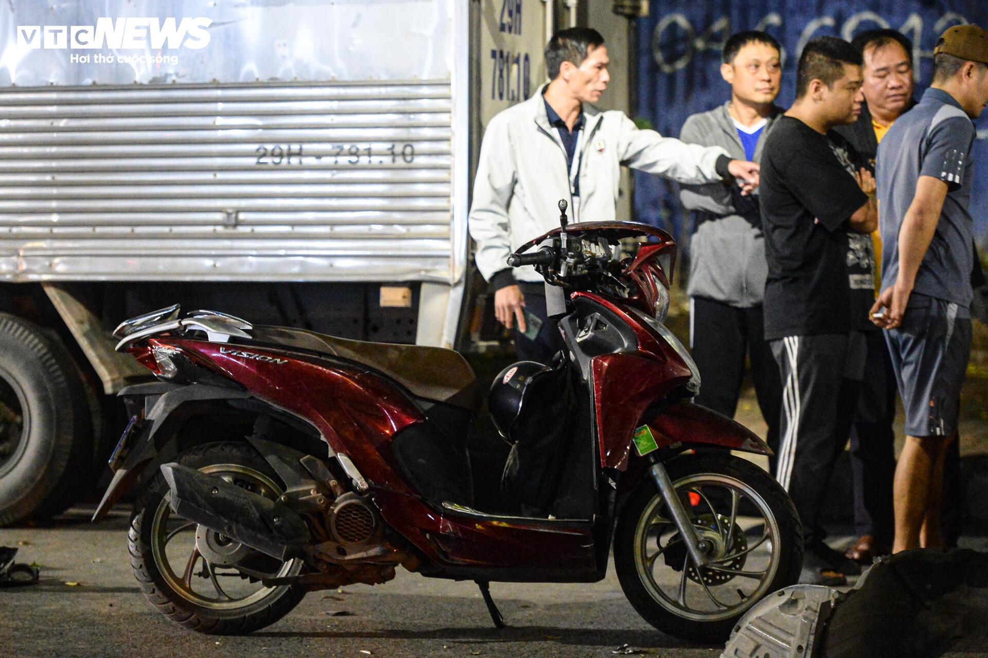 Hiện trường ngổn ngang sau vụ &ocirc; t&ocirc; t&ocirc;ng li&ecirc;n ho&agrave;n 7 phương tiện ở H&agrave; Nội- Ảnh 6.