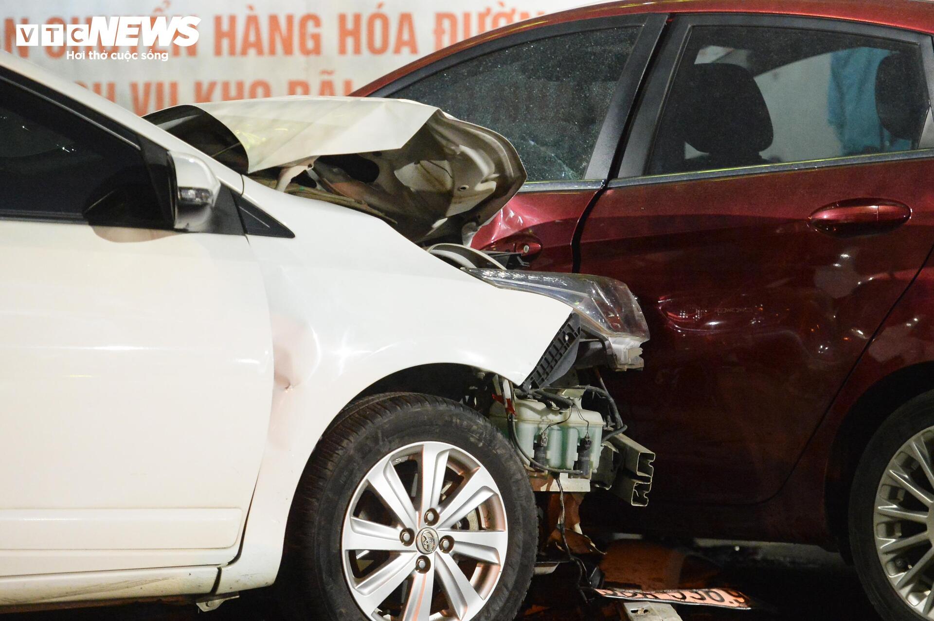 Hiện trường ngổn ngang sau vụ &ocirc; t&ocirc; t&ocirc;ng li&ecirc;n ho&agrave;n 7 phương tiện ở H&agrave; Nội- Ảnh 3.