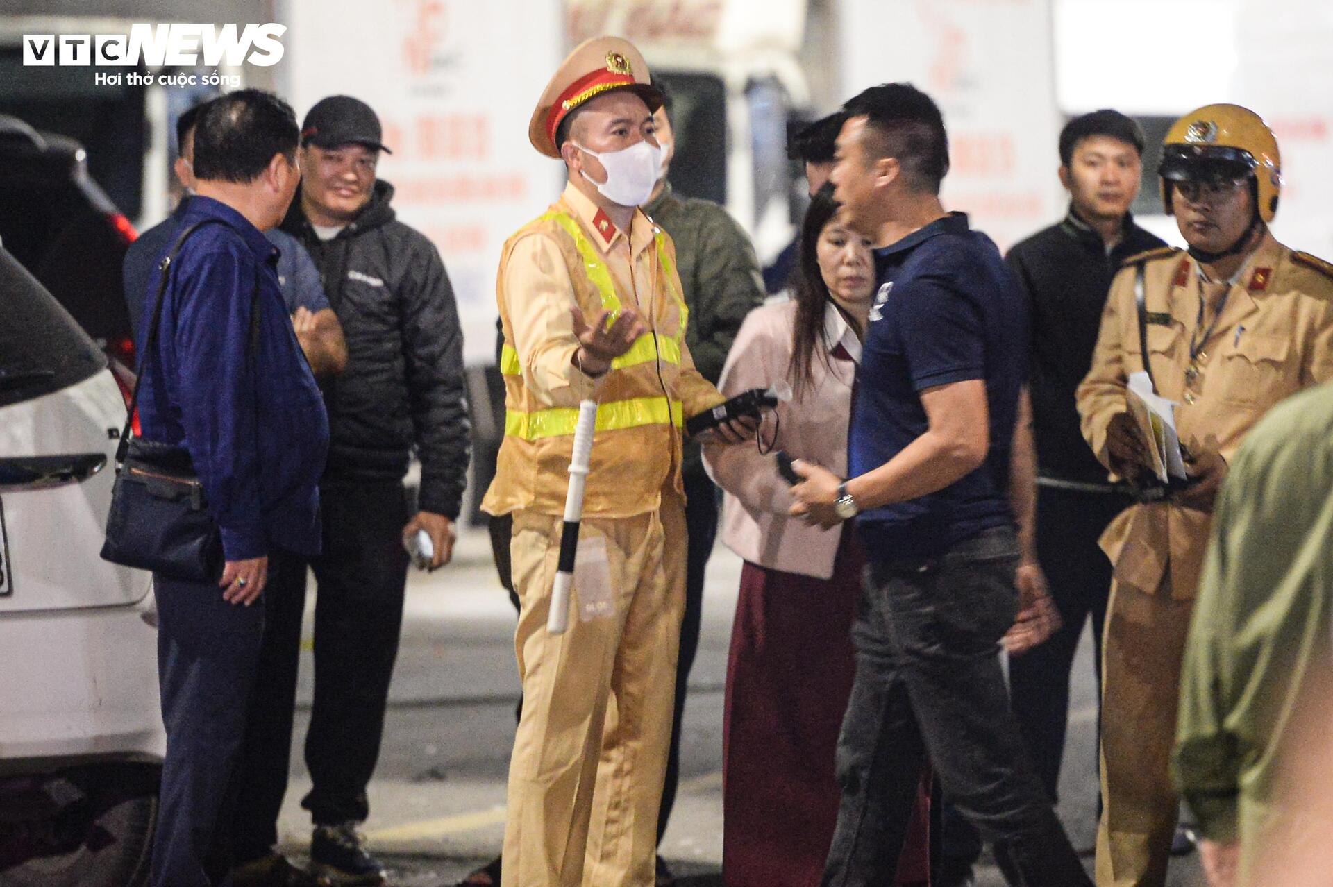 Hiện trường ngổn ngang sau vụ &ocirc; t&ocirc; t&ocirc;ng li&ecirc;n ho&agrave;n 7 phương tiện ở H&agrave; Nội- Ảnh 8.