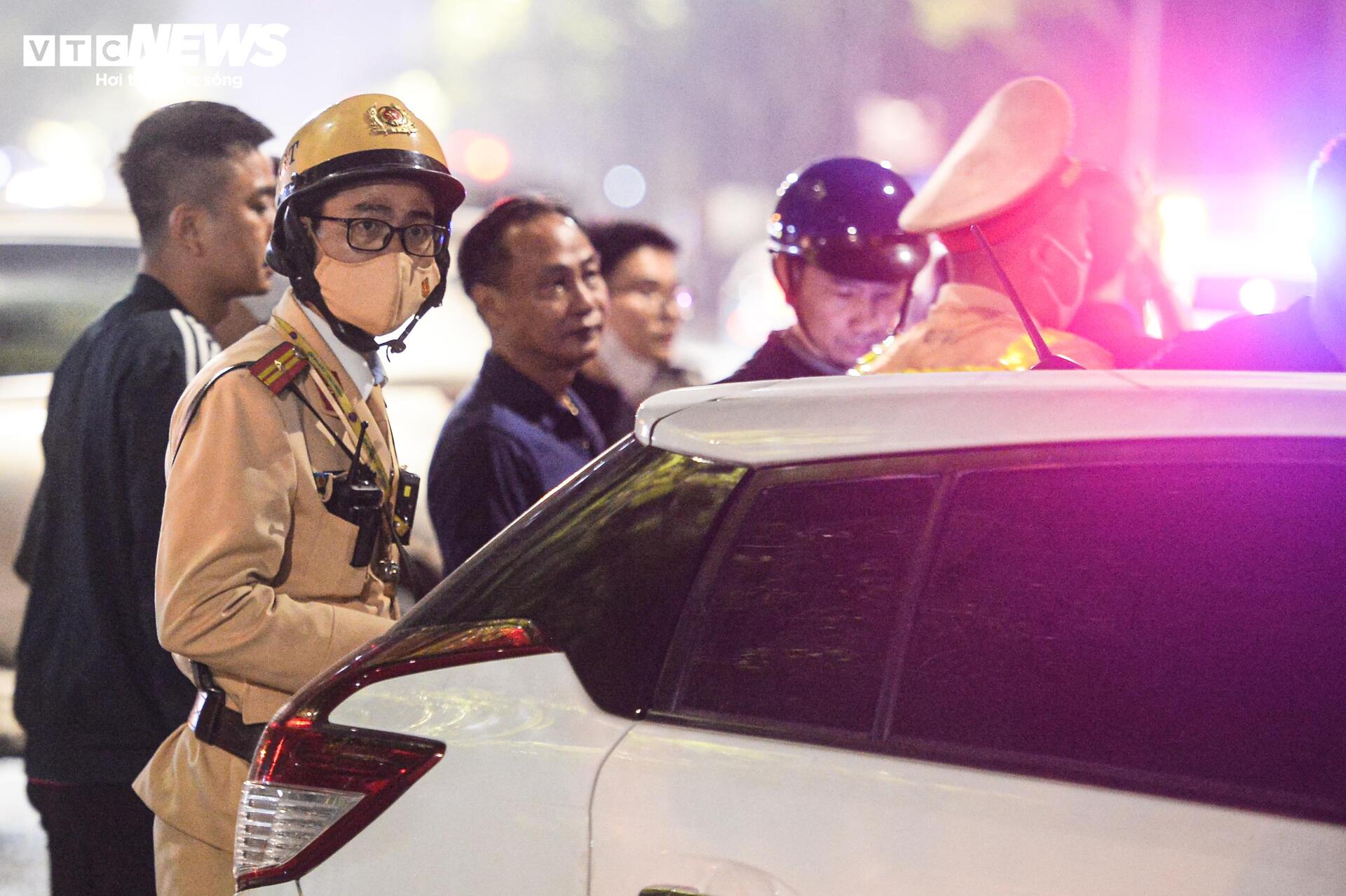 Hiện trường ngổn ngang sau vụ &ocirc; t&ocirc; t&ocirc;ng li&ecirc;n ho&agrave;n 7 phương tiện ở H&agrave; Nội- Ảnh 9.