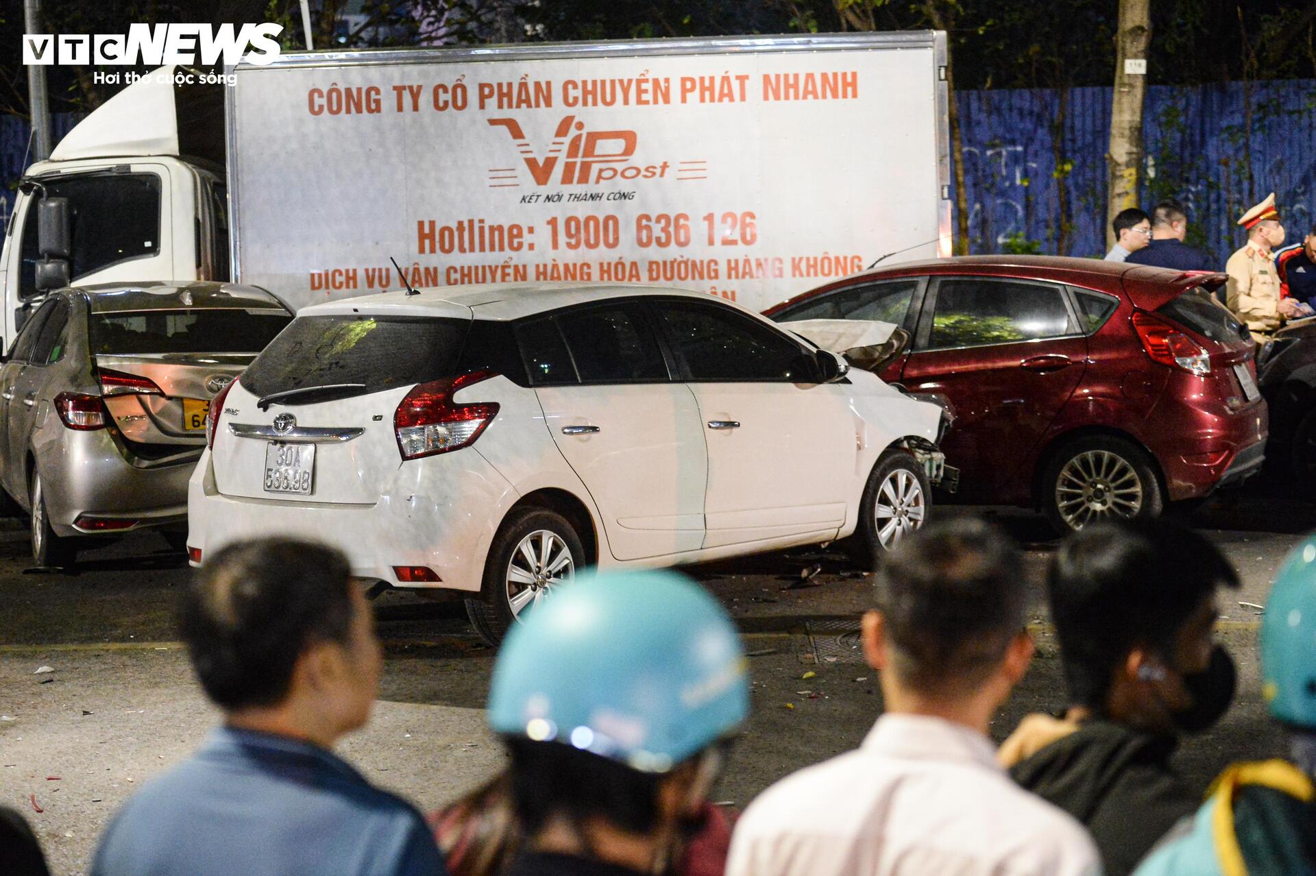 Hiện trường ngổn ngang sau vụ &ocirc; t&ocirc; t&ocirc;ng li&ecirc;n ho&agrave;n 7 phương tiện ở H&agrave; Nội- Ảnh 2.