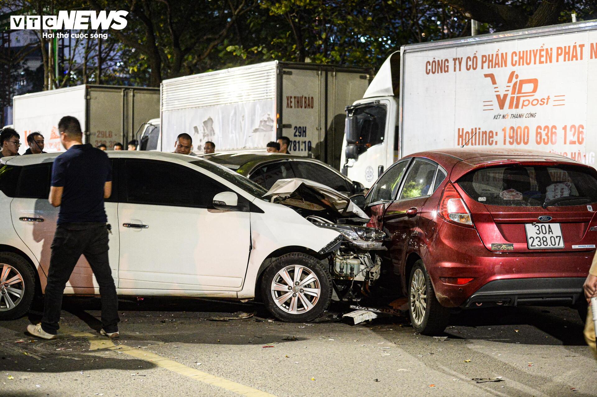 Hiện trường ngổn ngang sau vụ &ocirc; t&ocirc; t&ocirc;ng li&ecirc;n ho&agrave;n 7 phương tiện ở H&agrave; Nội- Ảnh 1.