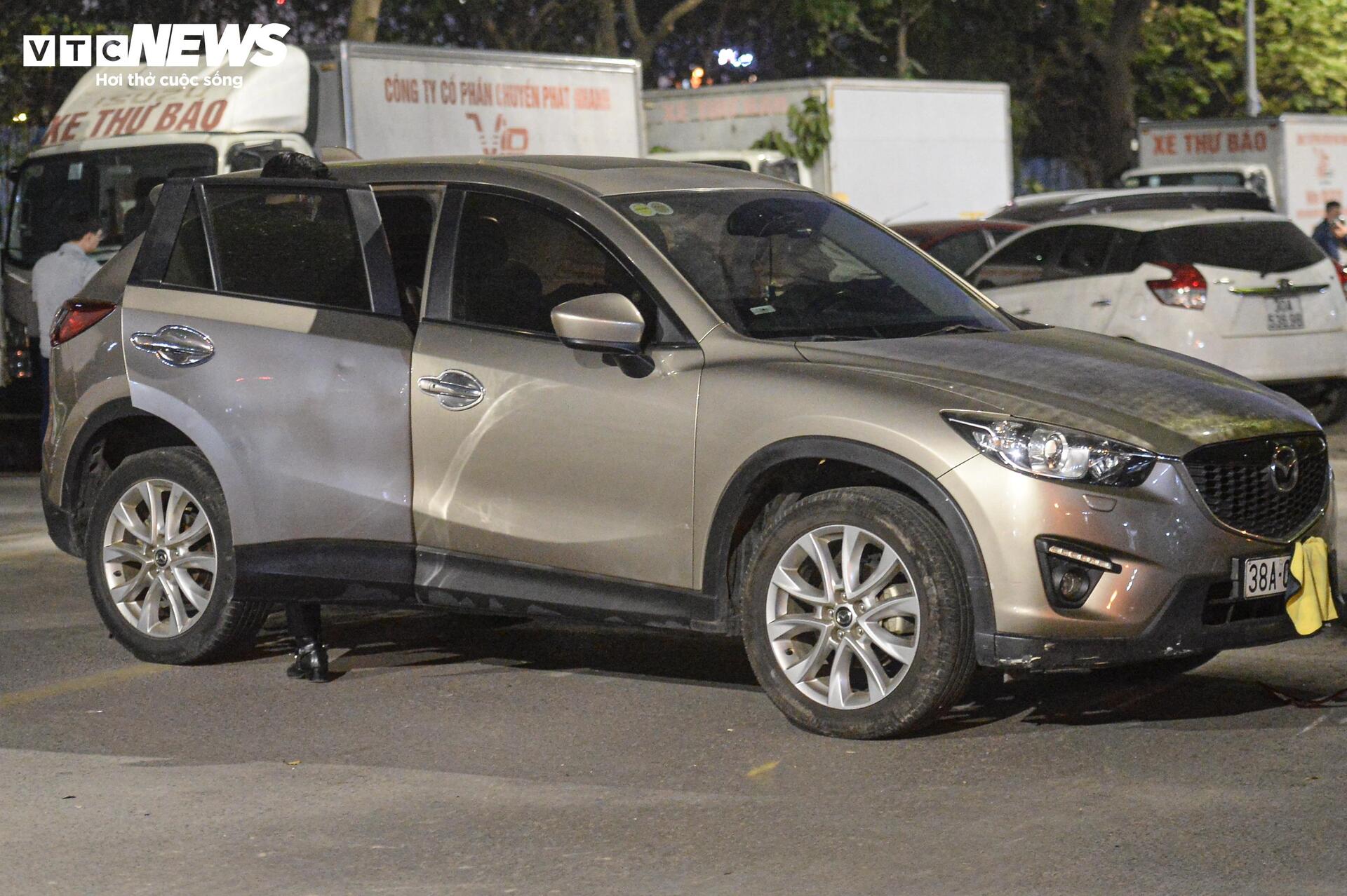 Hiện trường ngổn ngang sau vụ &ocirc; t&ocirc; t&ocirc;ng li&ecirc;n ho&agrave;n 7 phương tiện ở H&agrave; Nội- Ảnh 4.