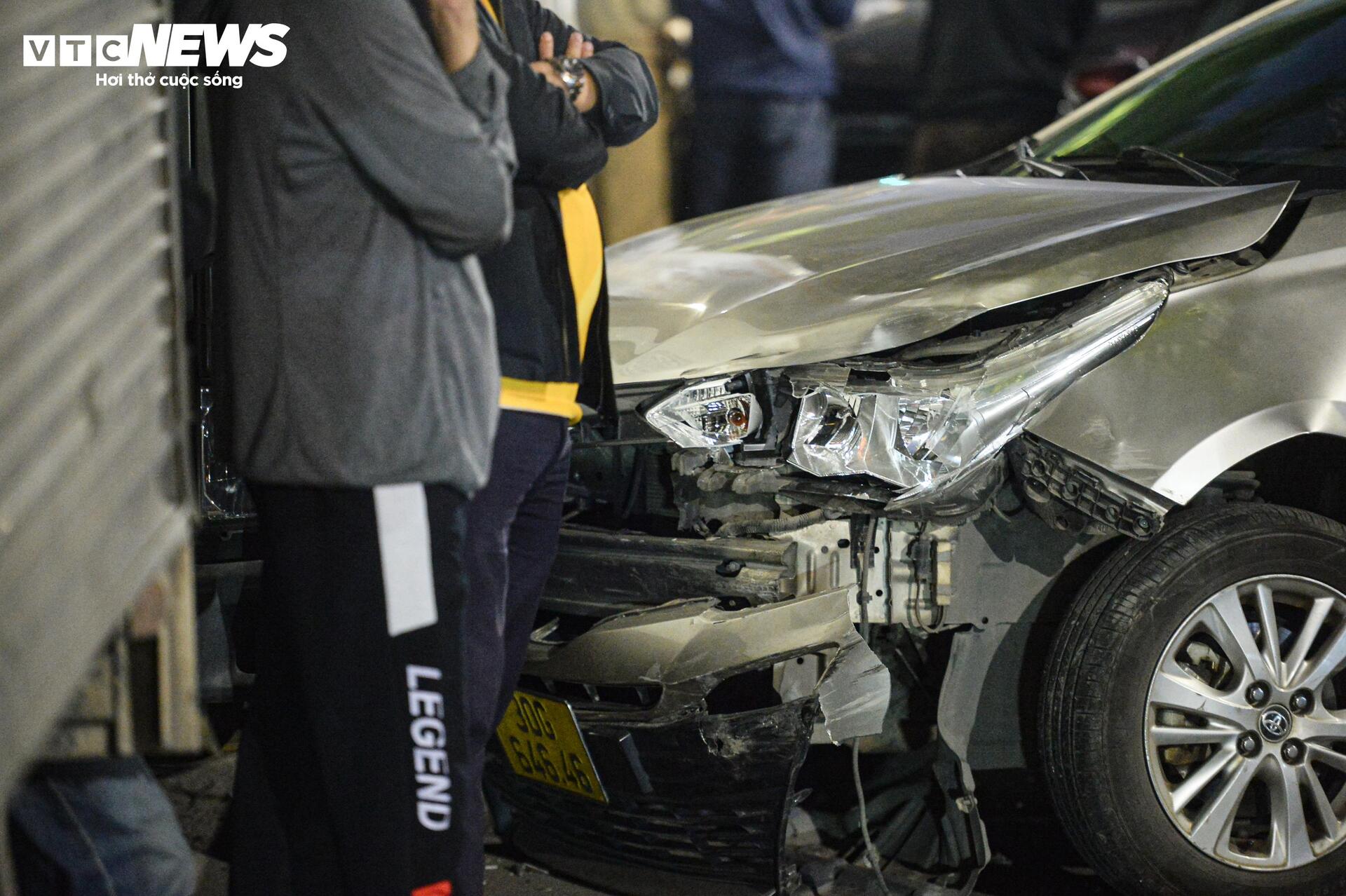 Hiện trường ngổn ngang sau vụ &ocirc; t&ocirc; t&ocirc;ng li&ecirc;n ho&agrave;n 7 phương tiện ở H&agrave; Nội- Ảnh 5.