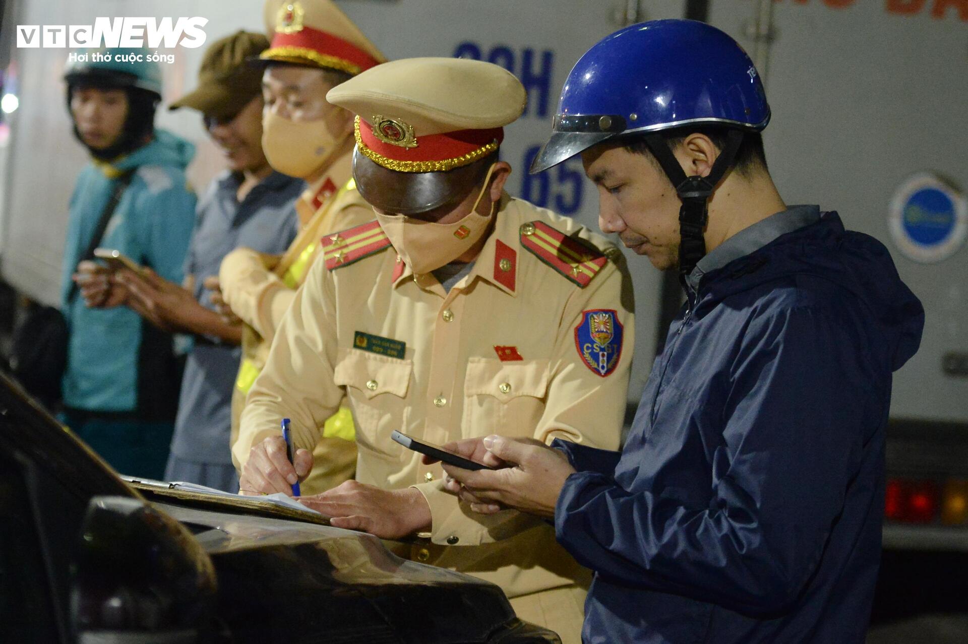 Hiện trường ngổn ngang sau vụ &ocirc; t&ocirc; t&ocirc;ng li&ecirc;n ho&agrave;n 7 phương tiện ở H&agrave; Nội- Ảnh 10.