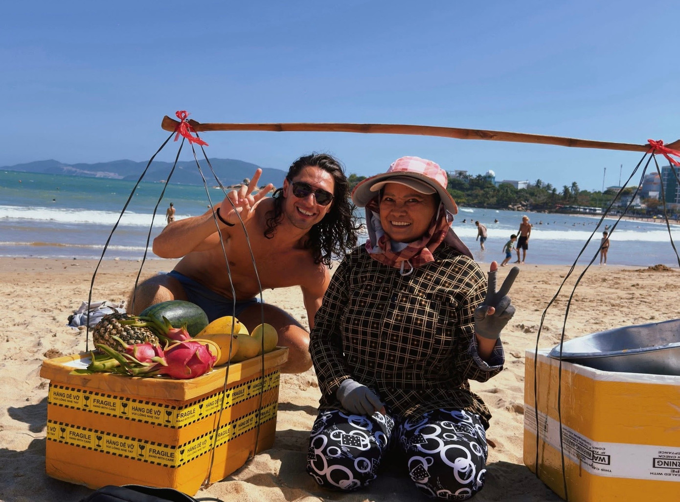 Người b&aacute;n h&agrave;ng rong ở Nha Trang g&acirc;y sốt to&agrave;n cầu- Ảnh 2.