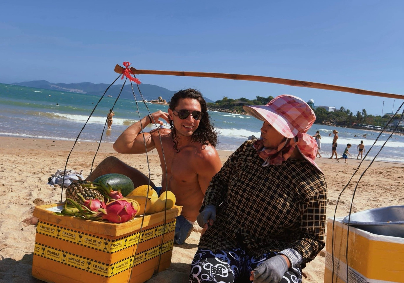 Người b&aacute;n h&agrave;ng rong ở Nha Trang g&acirc;y sốt to&agrave;n cầu- Ảnh 1.