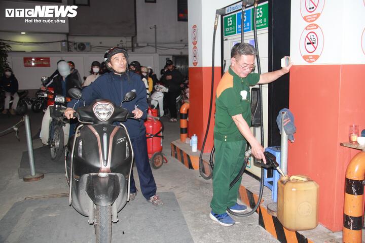 Người d&acirc;n mang can mua, chuy&ecirc;n gia n&oacute;i nguồn xăng trong nước cơ bản vẫn bảo đảm- Ảnh 1.