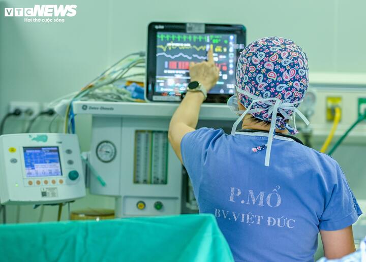 &Aacute;nh mắt tuyệt vọng của người nh&agrave; bệnh nh&acirc;n ngo&agrave;i ph&ograve;ng mổ &aacute;m ảnh b&aacute;c sĩ g&acirc;y m&ecirc;- Ảnh 2.