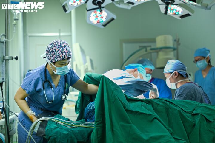 &Aacute;nh mắt tuyệt vọng của người nh&agrave; bệnh nh&acirc;n ngo&agrave;i ph&ograve;ng mổ &aacute;m ảnh b&aacute;c sĩ g&acirc;y m&ecirc;- Ảnh 1.