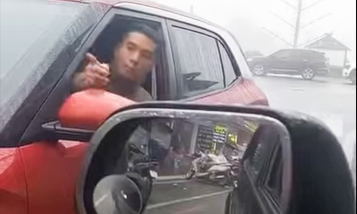 &Ocirc; t&ocirc; 22A-240.09 đi ngược chiều, t&agrave;i xế kh&ocirc;ng nhường đường c&ograve;n th&aacute;ch thức "đỗ cả ng&agrave;y"- Ảnh 1.