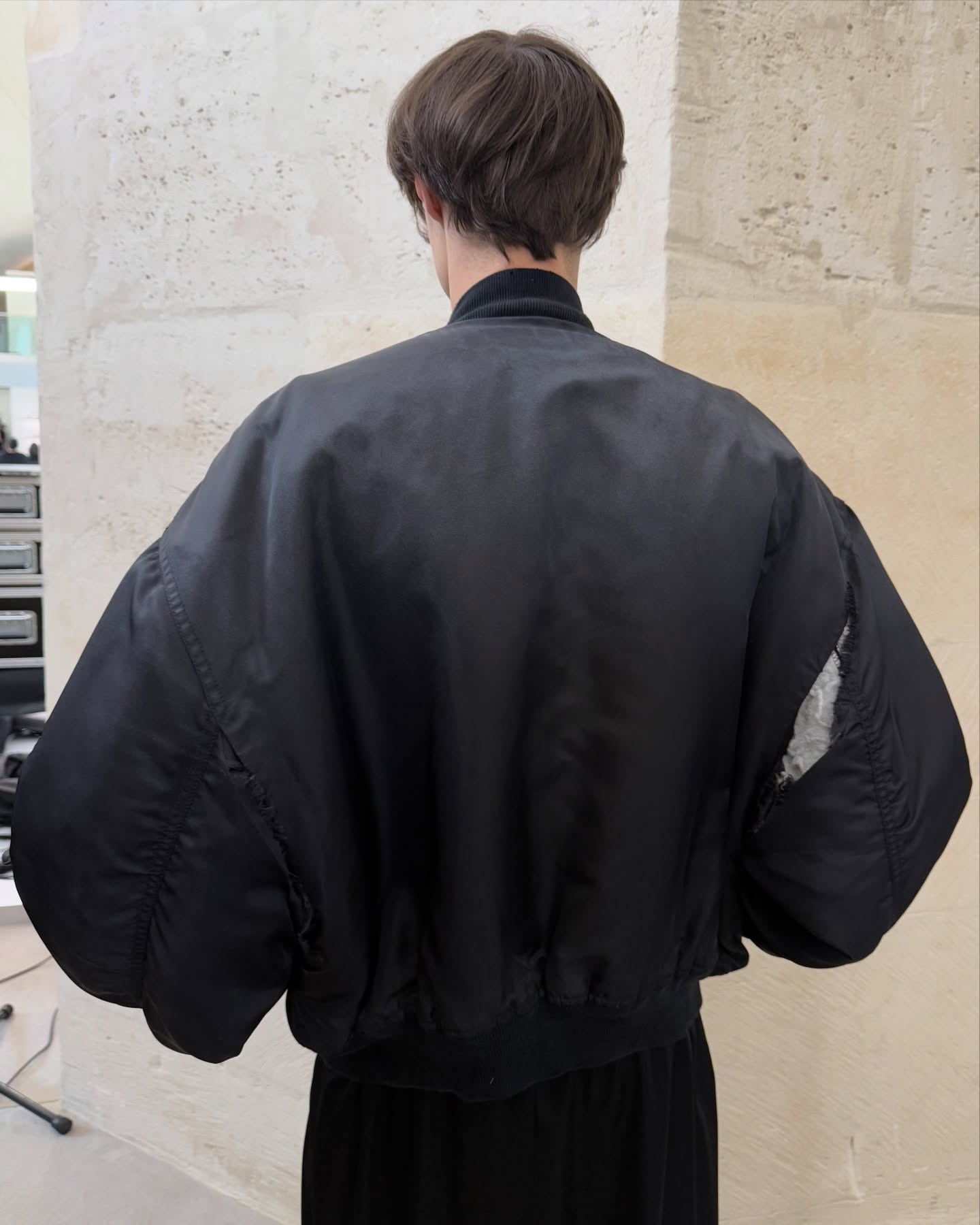 Một nam thần g&acirc;y ch&uacute; &yacute; khi diện &aacute;o n&aacute;ch r&aacute;ch n&aacute;ch ra phố, biết gi&aacute; ai cũng ngạc nhi&ecirc;n- Ảnh 3.