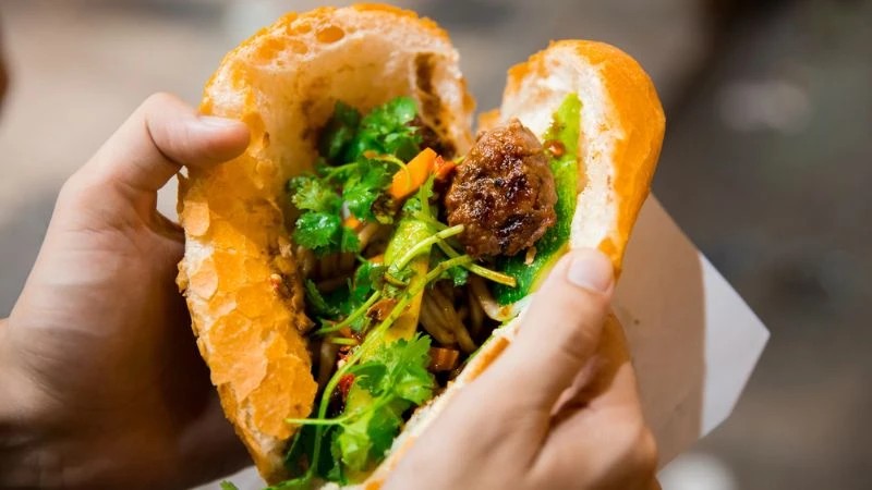 B&aacute;nh m&igrave; li&ecirc;n tiếp g&acirc;y ngộ độc h&agrave;ng loạt: Chuy&ecirc;n gia chỉ ra 4 &ldquo;điểm yếu&rdquo; nhiều người b&aacute;n lẫn người ăn đều bỏ qua- Ảnh 2.