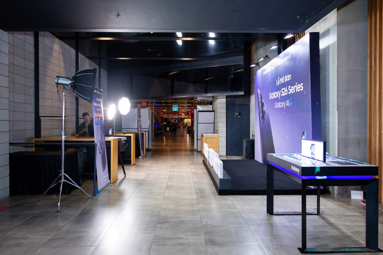 1h s&aacute;ng nhận Galaxy S26 tại rạp chiếu phim: Ho&agrave;ng H&agrave; Mobile biến đ&ecirc;m mở b&aacute;n th&agrave;nh &ldquo;date night&rdquo; đ&uacute;ng nghĩa- Ảnh 1.