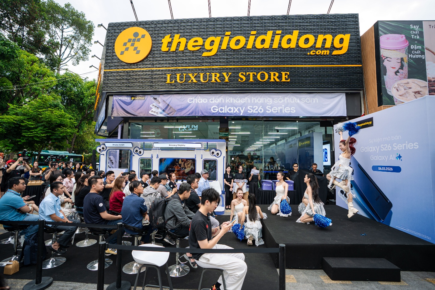 Thế Giới Di Động ch&iacute;nh thức trao tay chiếc Flagship Galaxy S26 series cho những kh&aacute;ch h&agrave;ng đầu ti&ecirc;n sở hữu- Ảnh 1.