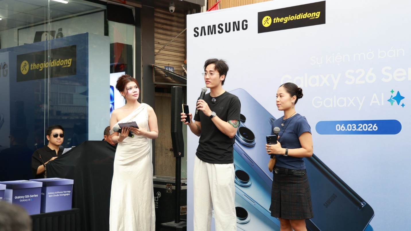 Thế Giới Di Động ch&iacute;nh thức trao tay chiếc Flagship Galaxy S26 series cho những kh&aacute;ch h&agrave;ng đầu ti&ecirc;n sở hữu- Ảnh 2.