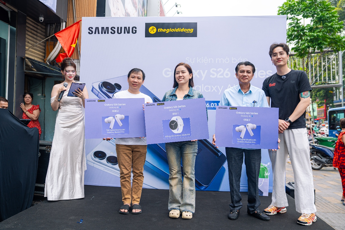 Thế Giới Di Động ch&iacute;nh thức trao tay chiếc Flagship Galaxy S26 series cho những kh&aacute;ch h&agrave;ng đầu ti&ecirc;n sở hữu- Ảnh 3.