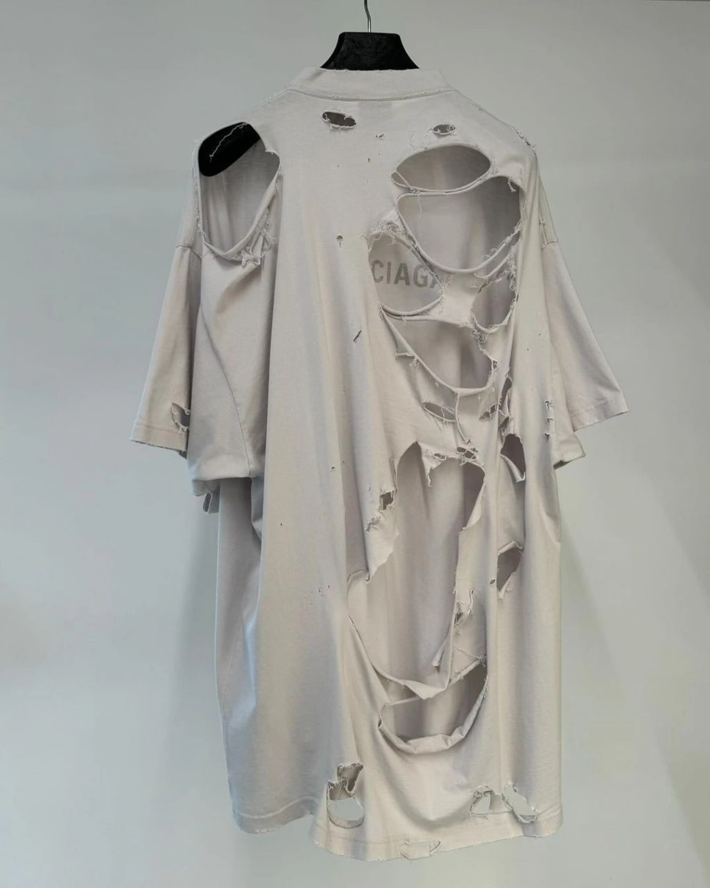 Một nam thần g&acirc;y ch&uacute; &yacute; khi diện &aacute;o n&aacute;ch r&aacute;ch n&aacute;ch ra phố, biết gi&aacute; ai cũng ngạc nhi&ecirc;n- Ảnh 5.