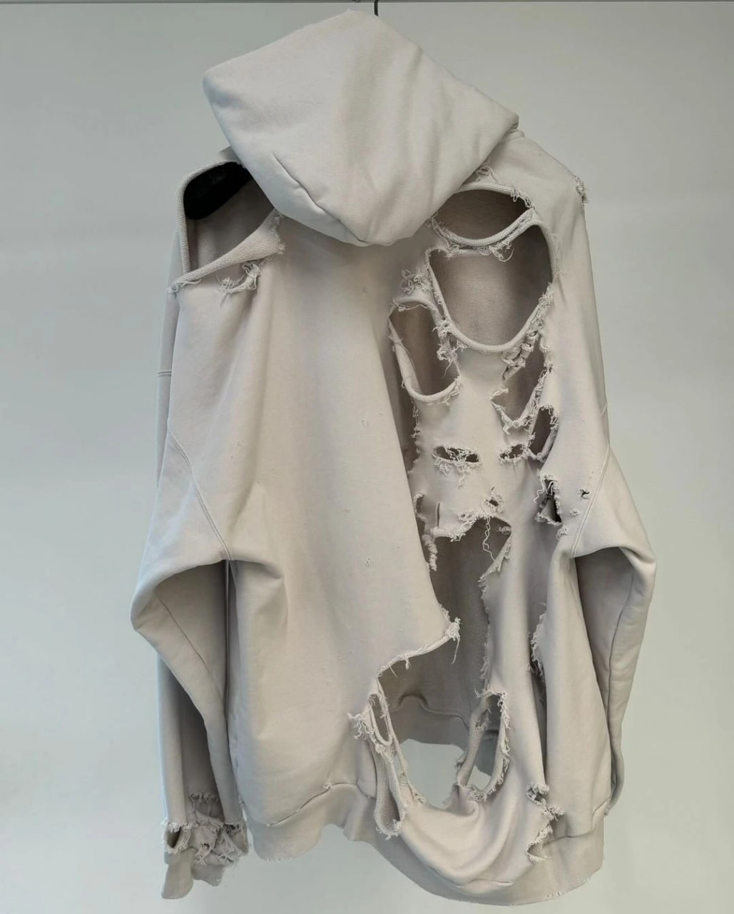 Một nam thần g&acirc;y ch&uacute; &yacute; khi diện &aacute;o n&aacute;ch r&aacute;ch n&aacute;ch ra phố, biết gi&aacute; ai cũng ngạc nhi&ecirc;n- Ảnh 6.