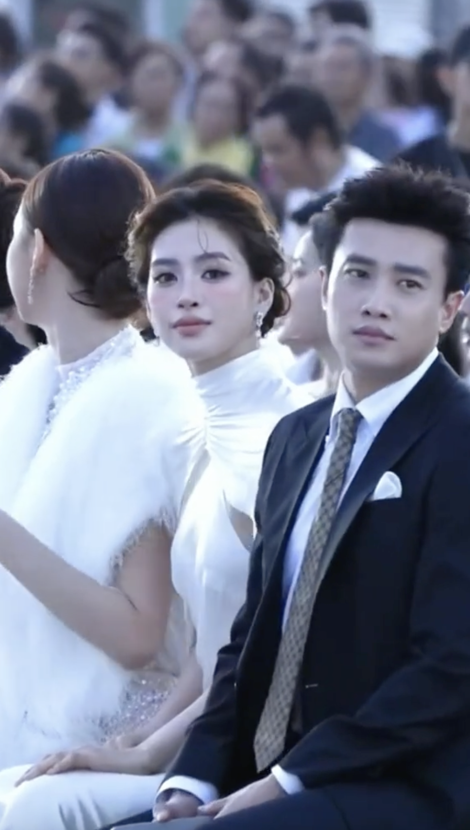 Khung h&igrave;nh v&ocirc; t&igrave;nh lại điện ảnh: B&oacute;ng lưng tổng t&agrave;i b&ecirc;n cạnh mỹ nh&acirc;n ngh&igrave;n năm c&oacute; một- Ảnh 7.