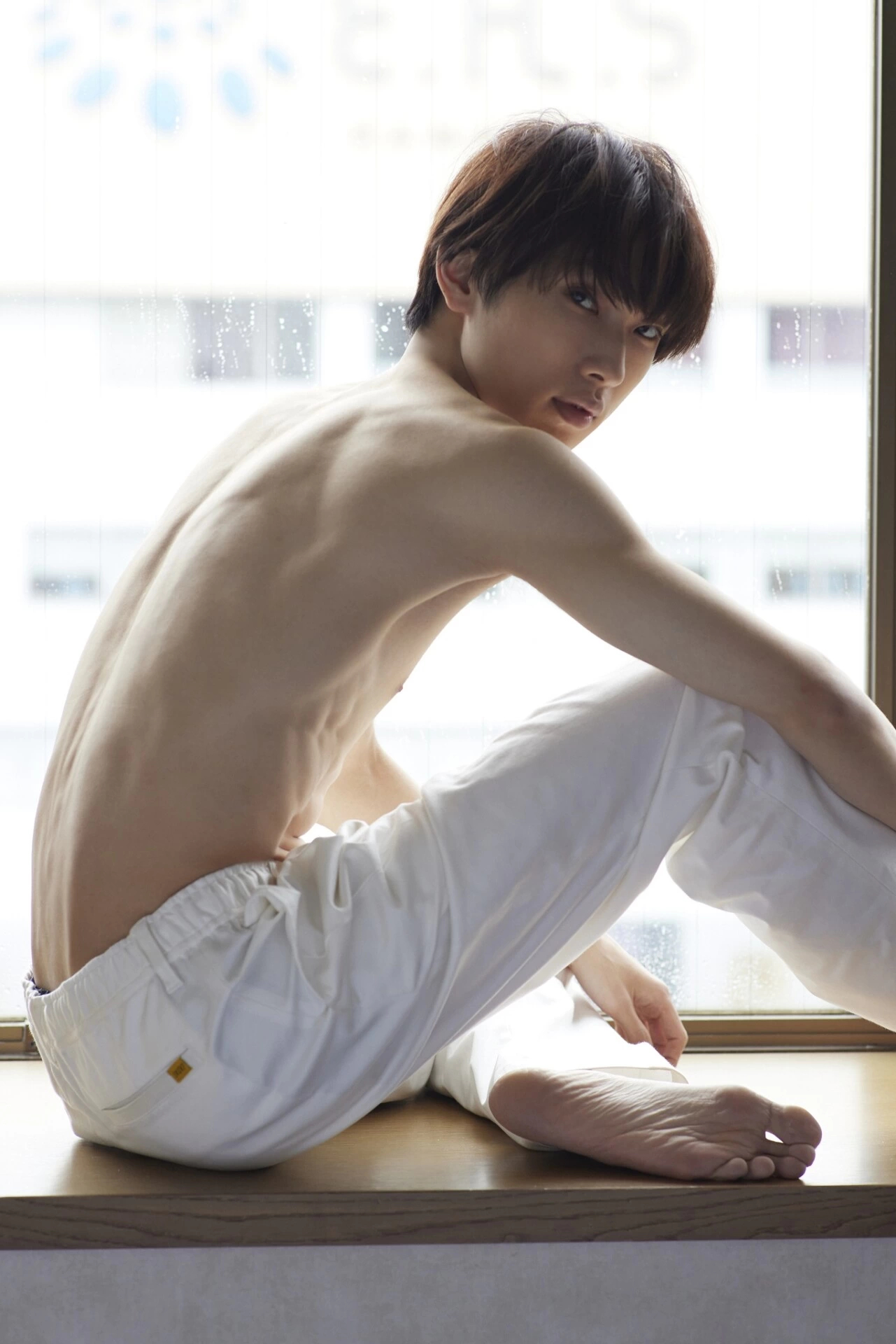 Nam diễn vi&ecirc;n gen Z đẹp nức tiếng kết h&ocirc;n đột ngột với đại mỹ nh&acirc;n hơn 10 tuổi, l&agrave;m 