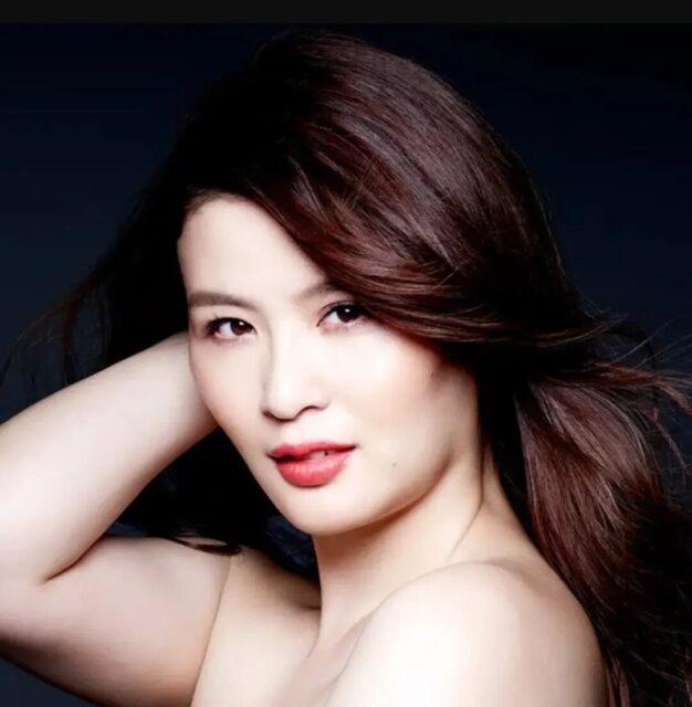 Nam diễn vi&ecirc;n gen Z đẹp nức tiếng kết h&ocirc;n đột ngột với đại mỹ nh&acirc;n hơn 10 tuổi, l&agrave;m 