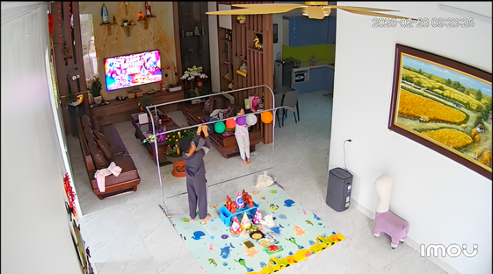 Xem clip 2 em b&eacute; tổ chức sinh nhật cho mẹ, d&acirc;n mạng khen "sao m&agrave; kh&eacute;o dạy con"- Ảnh 1.