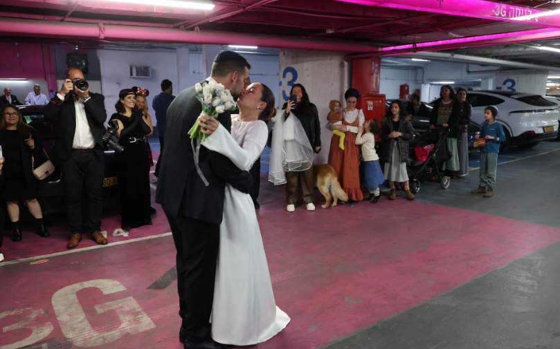 Cưới nhau dưới hầm tr&uacute; bom- Ảnh 2.