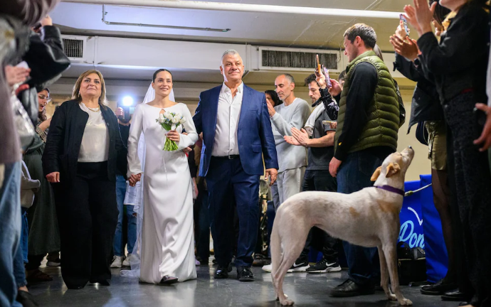 Cưới nhau dưới hầm tr&uacute; bom- Ảnh 3.