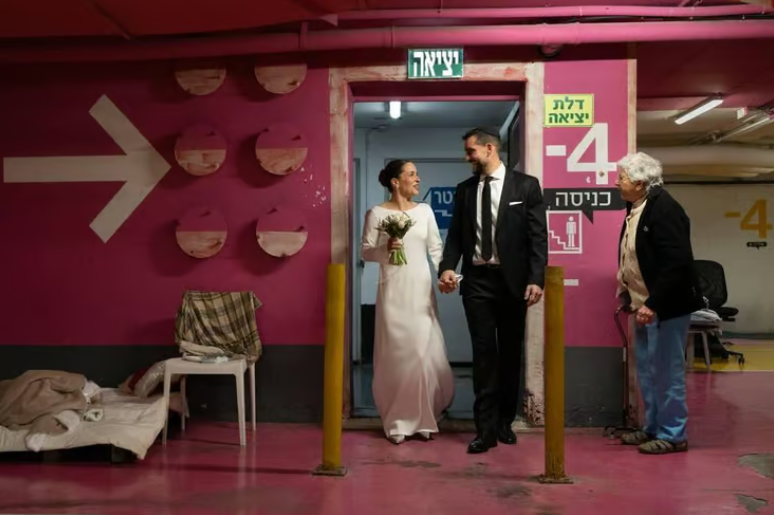 Cưới nhau dưới hầm tr&uacute; bom- Ảnh 1.