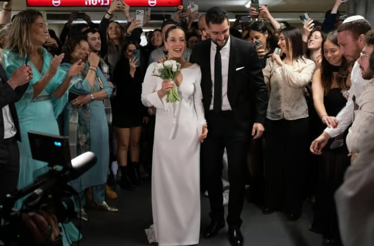 Cưới nhau dưới hầm tr&uacute; bom- Ảnh 6.