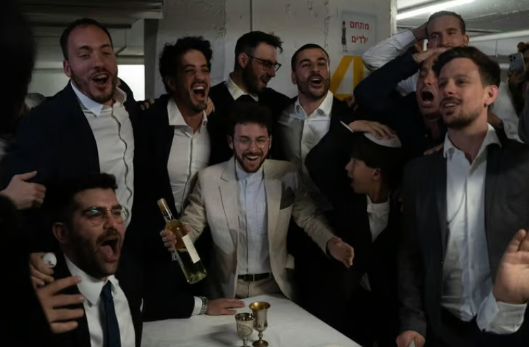 Cưới nhau dưới hầm tr&uacute; bom- Ảnh 5.