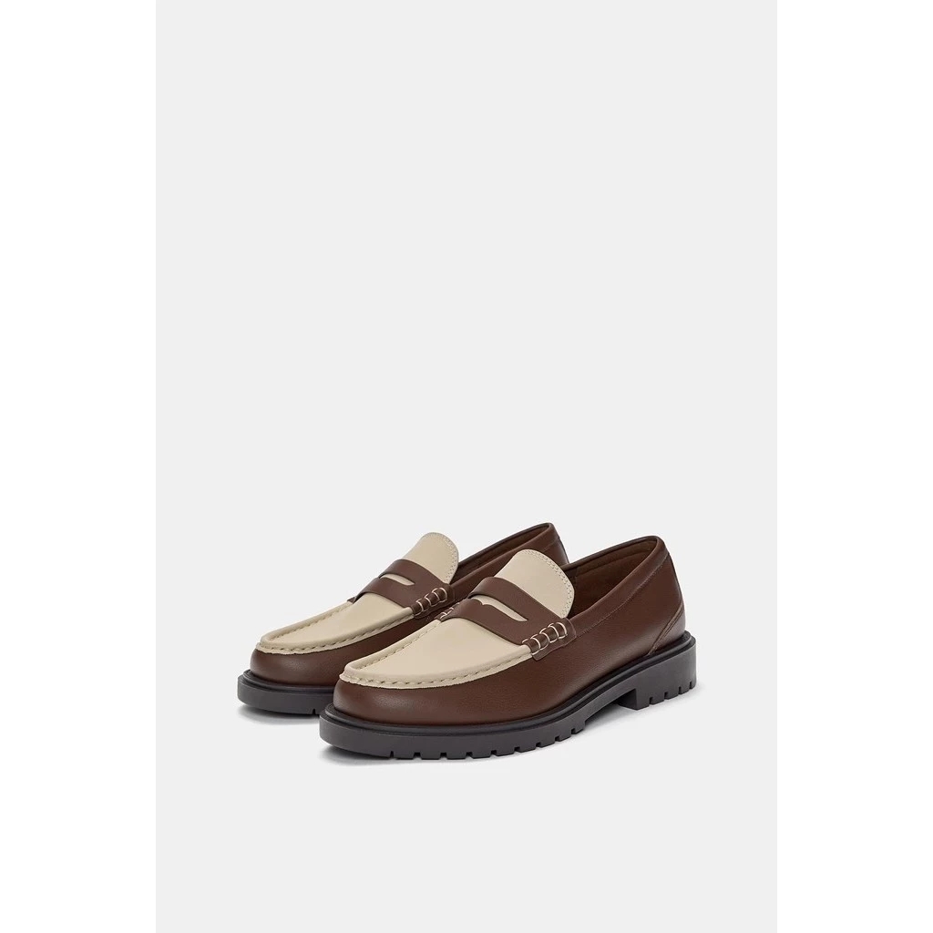 Gi&agrave;y trắng "thất sủng" rồi! M&ugrave;a xu&acirc;n năm nay chị em cứ sắm "gi&agrave;y n&acirc;u" đảm bảo mặc g&igrave; cũng sang, hack d&aacute;ng cực đỉnh- Ảnh 16.