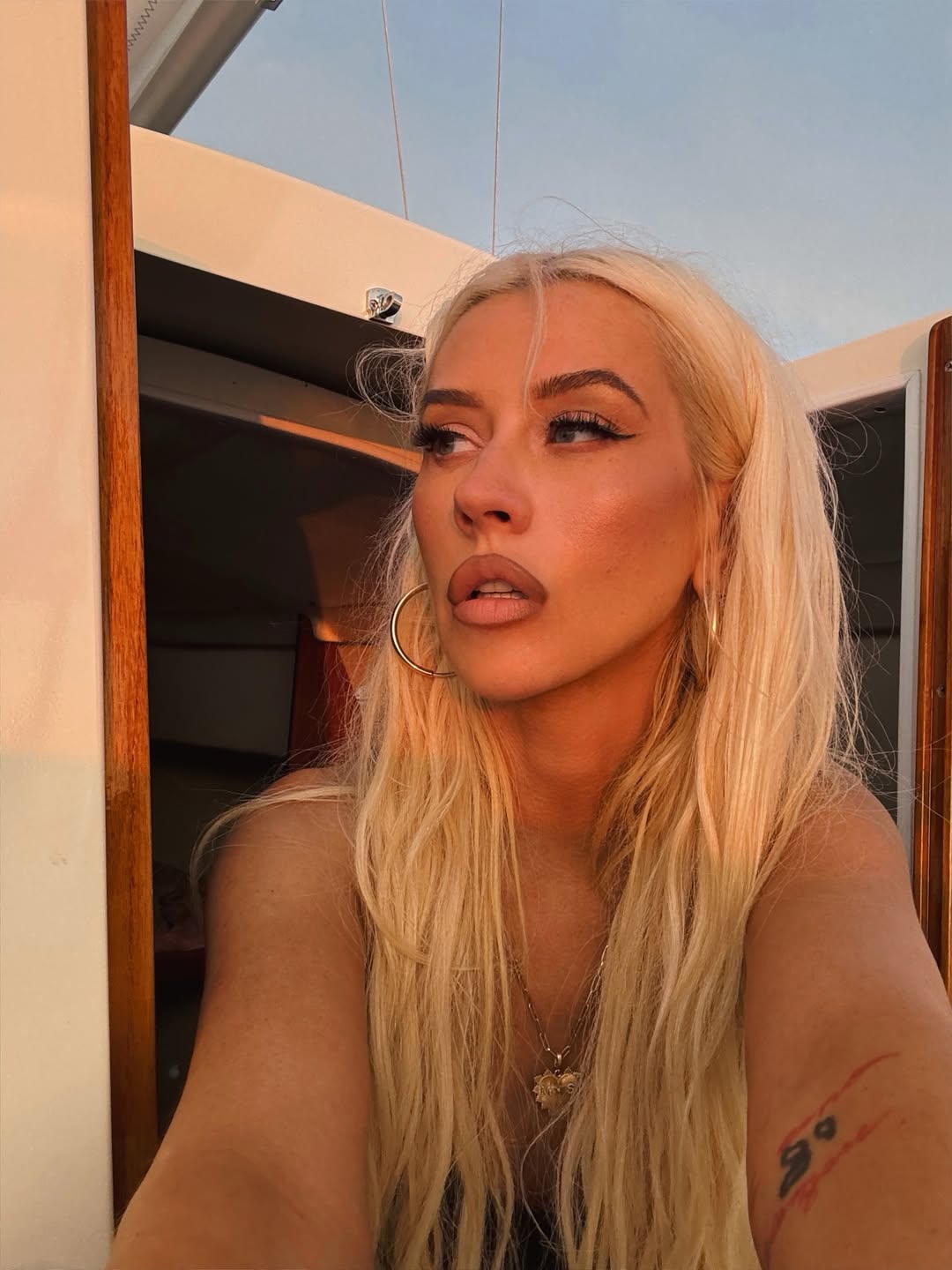 Mỹ nh&acirc;n nhạc US-UK "cải l&atilde;o ho&agrave;n đồng" g&acirc;y sốc hậu giảm 25kg, 46 tuổi trẻ đẹp như bước từ trong tranh ra- Ảnh 9.