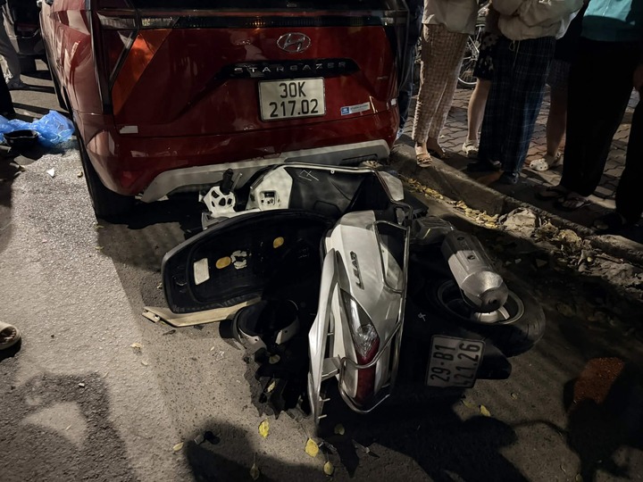 &Ocirc; t&ocirc; t&ocirc;ng li&ecirc;n ho&agrave;n h&agrave;ng loạt xe tr&ecirc;n phố H&agrave; Nội, nhiều người bị thương- Ảnh 2.