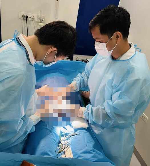 M&oacute;n qu&agrave; 8/3 đặc biệt của một người đ&agrave;n &ocirc;ng thương vợ: Chồng chỉ rạch 5mm m&agrave; vợ an t&acirc;m về sức khỏe cả đời- Ảnh 1.