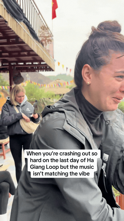 Kh&aacute;ch T&acirc;y kh&oacute;c cạn nước mắt v&igrave; kh&ocirc;ng nỡ rời đi nhưng phản ứng sau đ&oacute; khiến ai nấy cũng cạn lời- Ảnh 2.