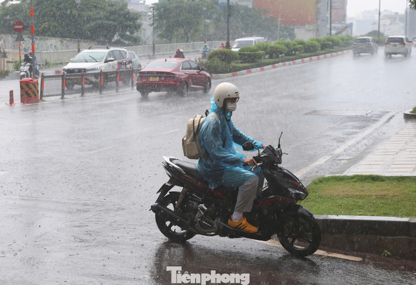 Mưa tr&aacute;i m&ugrave;a tr&uacute;t &agrave;o &agrave;o, người đi đường TPHCM kh&ocirc;ng kịp trở tay- Ảnh 4.