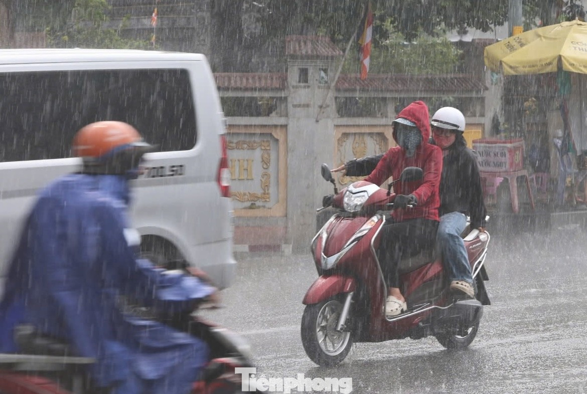 Mưa tr&aacute;i m&ugrave;a tr&uacute;t &agrave;o &agrave;o, người đi đường TPHCM kh&ocirc;ng kịp trở tay- Ảnh 2.