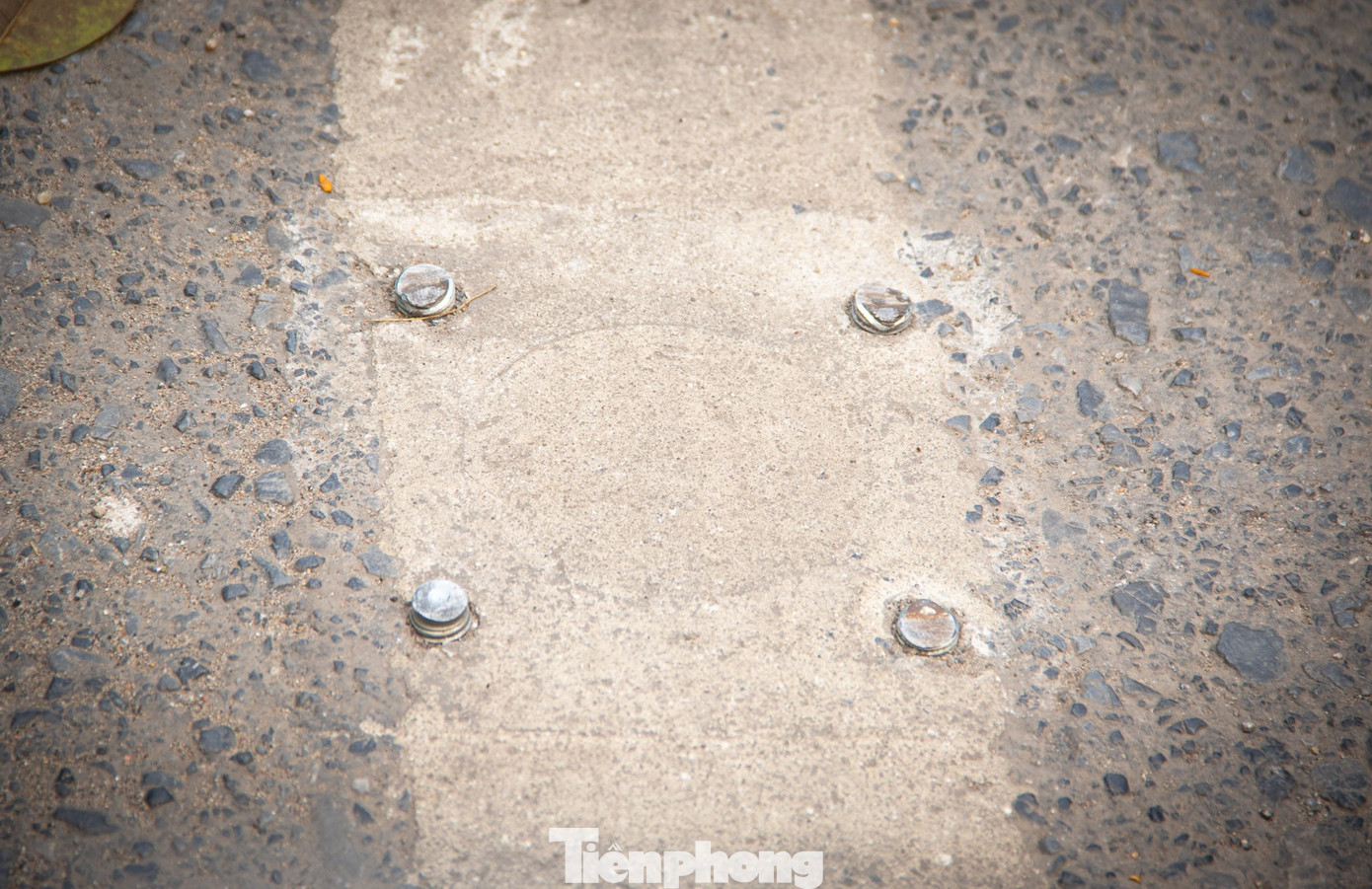 H&agrave; Nội: Th&aacute;o dỡ h&agrave;ng r&agrave;o sắt ph&acirc;n l&agrave;n v&agrave; giải ph&acirc;n c&aacute;ch tr&ecirc;n đường V&otilde; Ch&iacute; C&ocirc;ng- Ảnh 4.