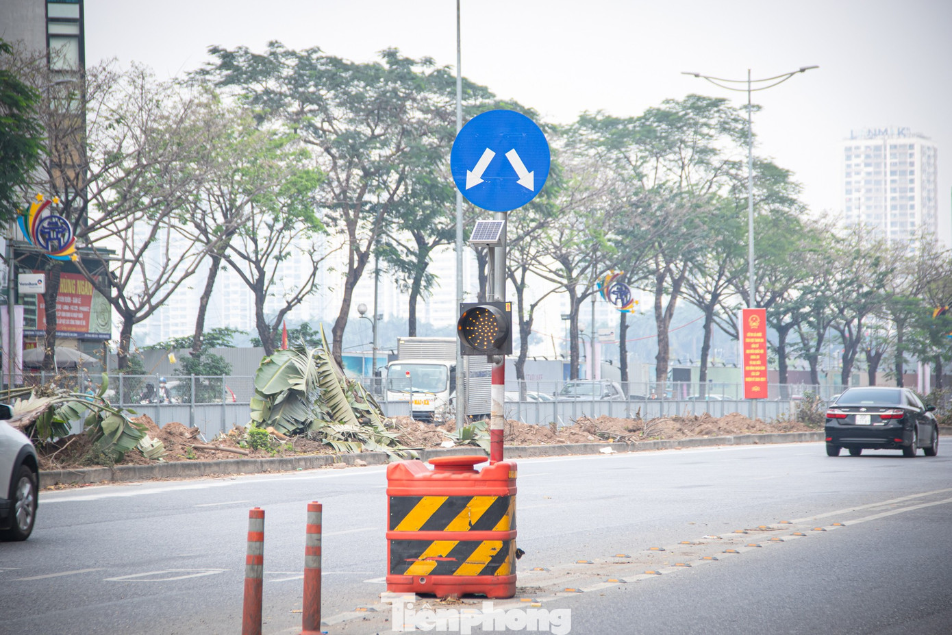 H&agrave; Nội: Th&aacute;o dỡ h&agrave;ng r&agrave;o sắt ph&acirc;n l&agrave;n v&agrave; giải ph&acirc;n c&aacute;ch tr&ecirc;n đường V&otilde; Ch&iacute; C&ocirc;ng- Ảnh 3.