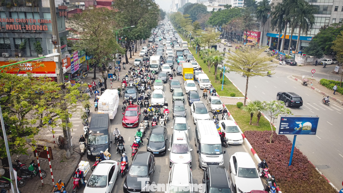 H&agrave; Nội: Th&aacute;o dỡ h&agrave;ng r&agrave;o sắt ph&acirc;n l&agrave;n v&agrave; giải ph&acirc;n c&aacute;ch tr&ecirc;n đường V&otilde; Ch&iacute; C&ocirc;ng- Ảnh 12.