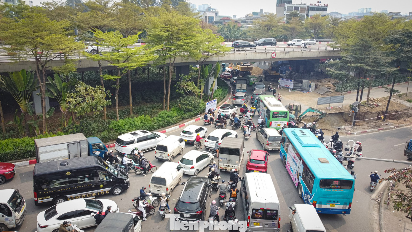 H&agrave; Nội: Th&aacute;o dỡ h&agrave;ng r&agrave;o sắt ph&acirc;n l&agrave;n v&agrave; giải ph&acirc;n c&aacute;ch tr&ecirc;n đường V&otilde; Ch&iacute; C&ocirc;ng- Ảnh 11.