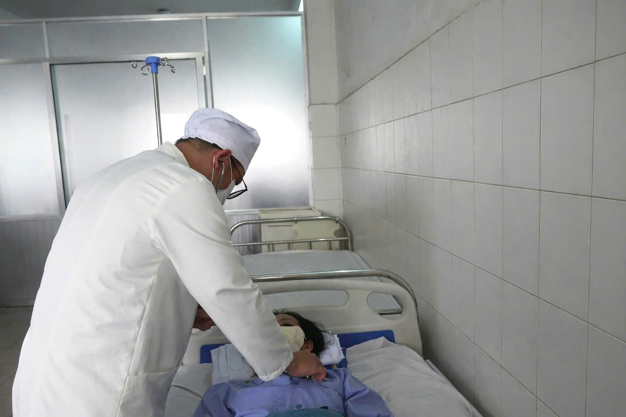 Cứu sống bệnh nh&acirc;n bị ung thư v&ograve;m hầu xuất huyết ồ ạt- Ảnh 1.