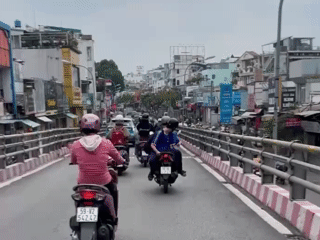 Truy t&igrave;m 2 học sinh chạy xe m&aacute;y với "tư thế lạ" tr&ecirc;n cầu vượt ng&atilde; s&aacute;u G&ograve; Vấp- Ảnh 1.